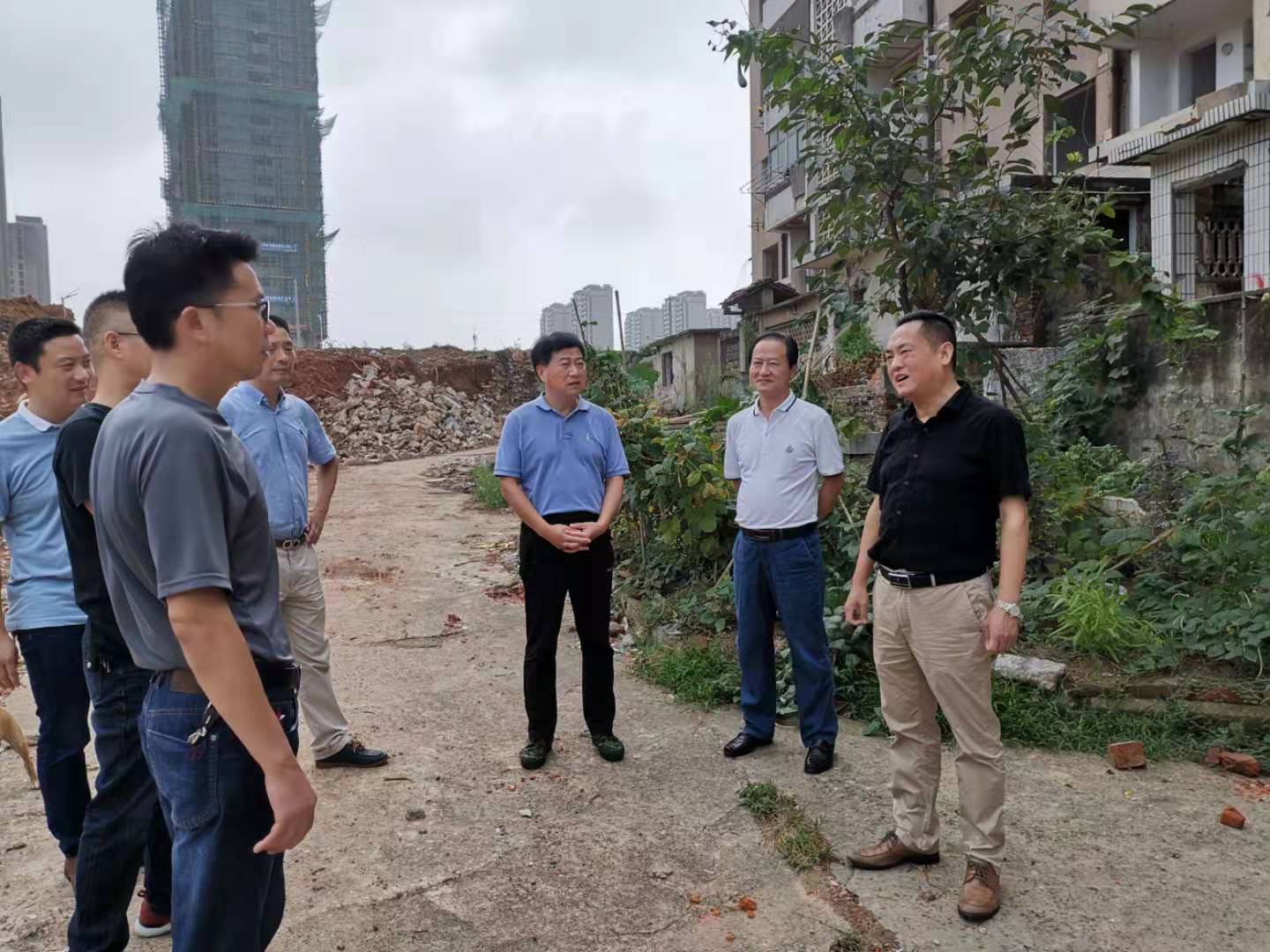 為加快方家沖、造紙廠和桂花園新安置區建設，2019年9月5日下，市城建集團總經理衛民陪同市政府副秘書長劉陳寅深入項目建設現場，調度推進安置區征遷工作.jpg