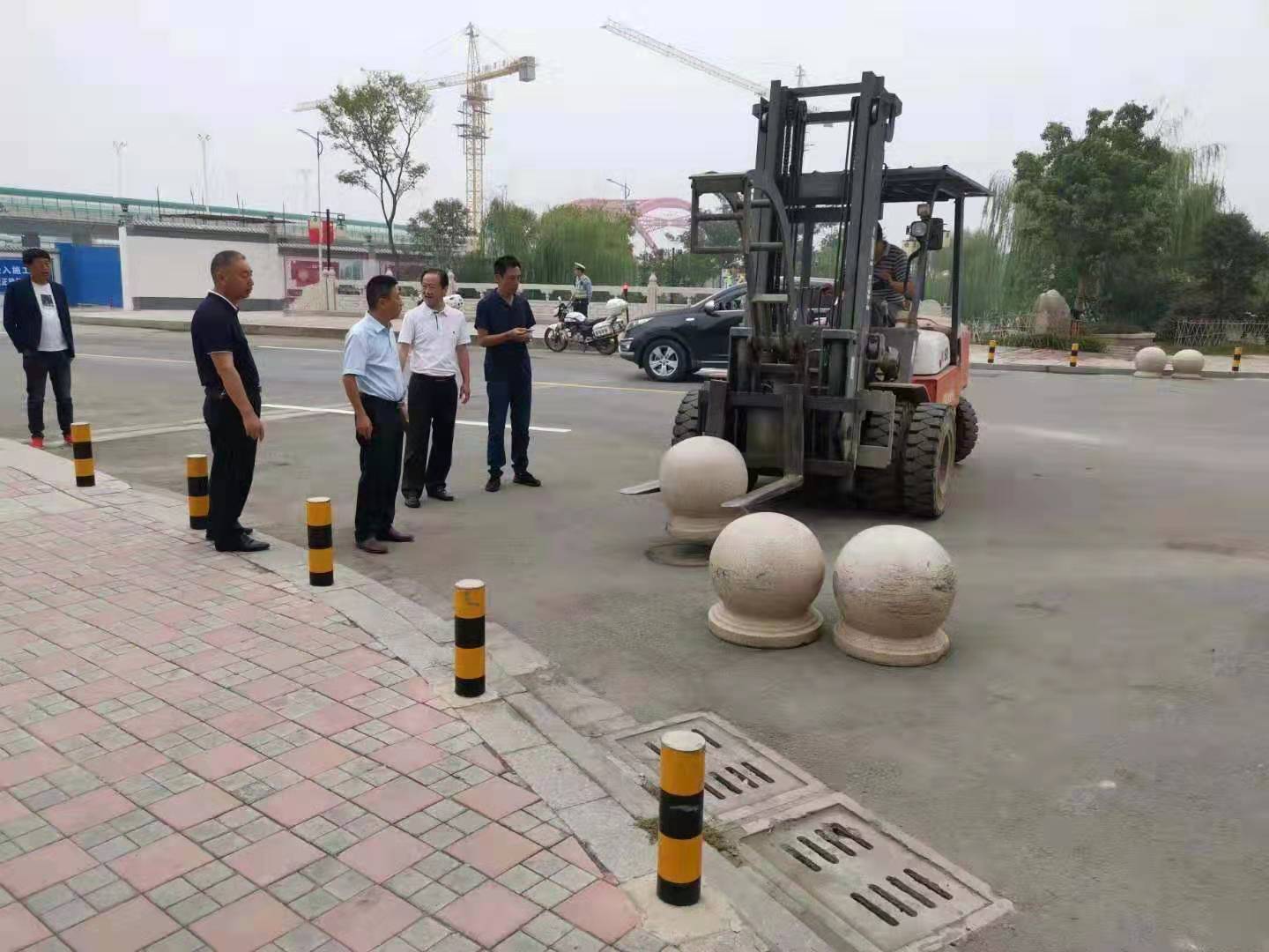 為向新中國成立七十周年獻(xiàn)禮，市城建集團(tuán)攻堅(jiān)克難，實(shí)現(xiàn)了北門棚改區(qū)域民生路10月1日零時(shí)順利通車。國慶假期，市城建集團(tuán)堅(jiān)持做好一線工作，在與交警部門共同做好民生路通車保障工作外，抓細(xì)節(jié)，抓落實(shí)，確保其他各項(xiàng)工作有序推進(jìn)。.jpg